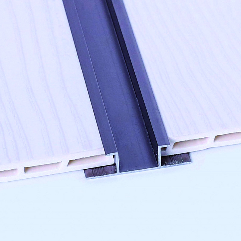 Tira decorativa interior de aleaci&oacute;n de aluminio.