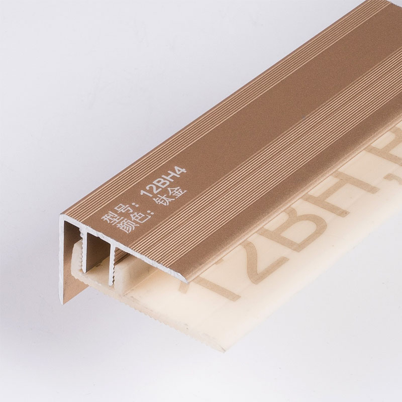 Borde de borde de escalera de azulejos