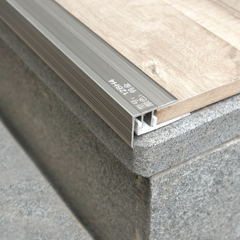 Borde de borde de escalera de azulejo interior