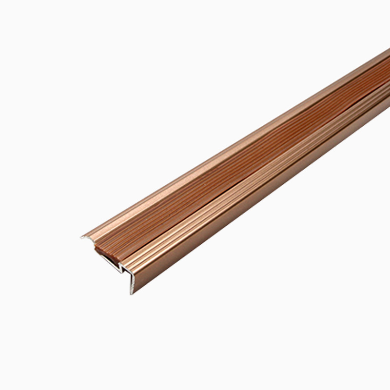 Borde de escalera con azulejos interiores