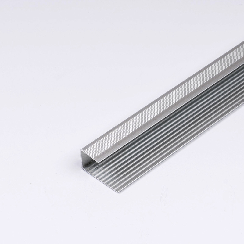 Borde de azulejo interior para escaleras.