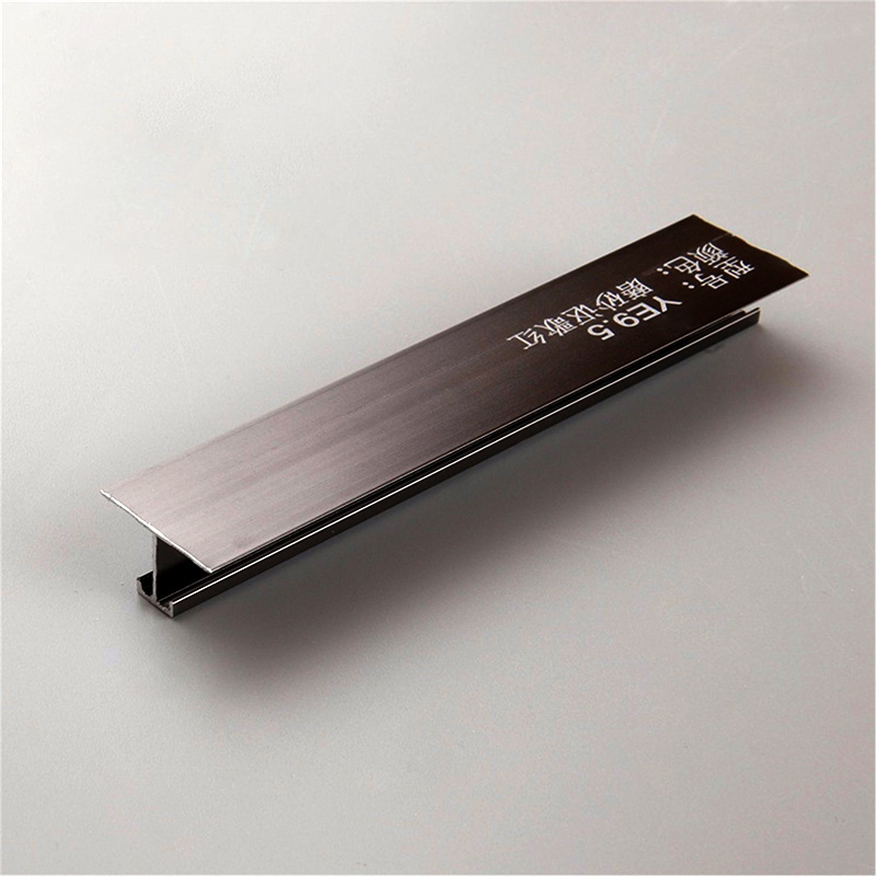 Borde de azulejo en forma de T negro