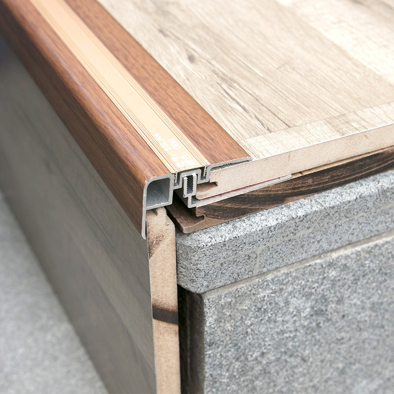 Bordes de escaleras con azulejos interiores