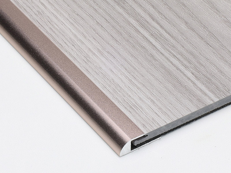 Tira de borde de piso en forma de C de oro rosa