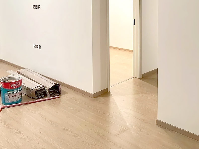 ¿Deben los pisos de madera combinar con los zócalos?