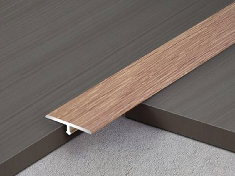 ¿Cómo se instala una tira de transición de moldeo T?