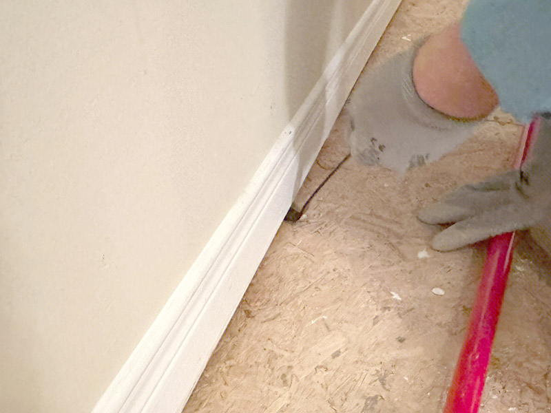 ¿Cómo se quitan los rodapiés de los paneles de yeso?