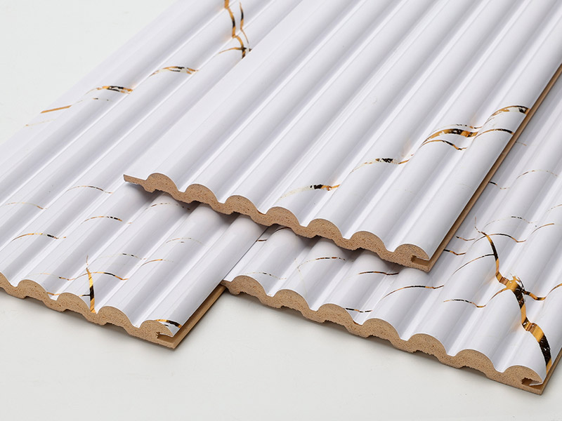 Panel de pared semicircular s&oacute;lido con acabado de m&aacute;rmol blanco dorado de 105,5*8,5 mm 