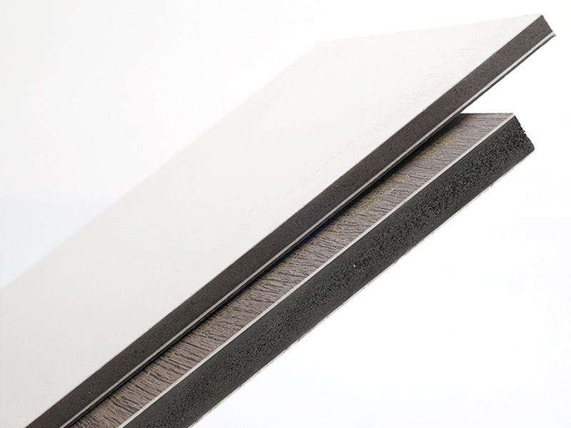 ¿Cuál es el material de la placa de cristal de carbono?