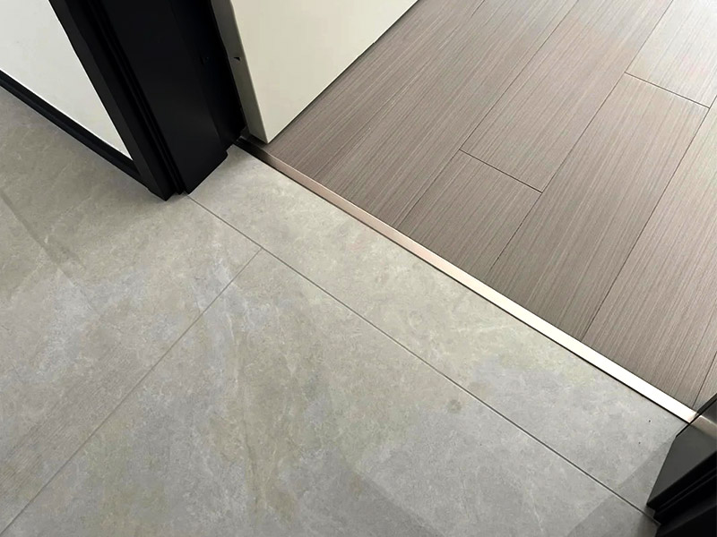 ¿Se debe instalar una tira de transición de umbral?