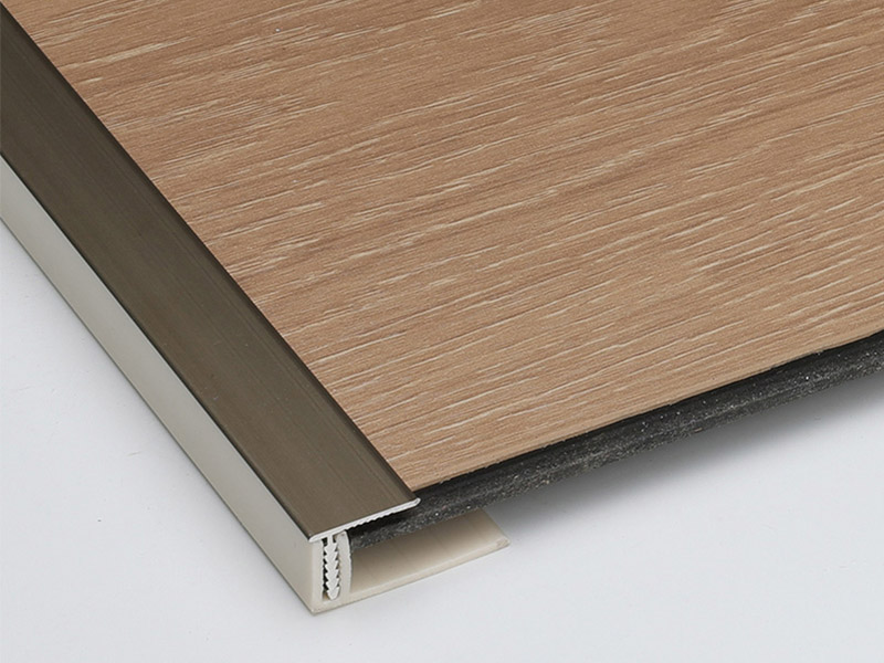 Tira de transici&oacute;n de juntas de piso con moldura en T desplazada