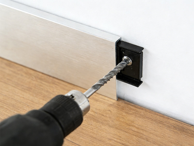 Instalación de rodapié de aluminio con clips o cola para líneas rectas