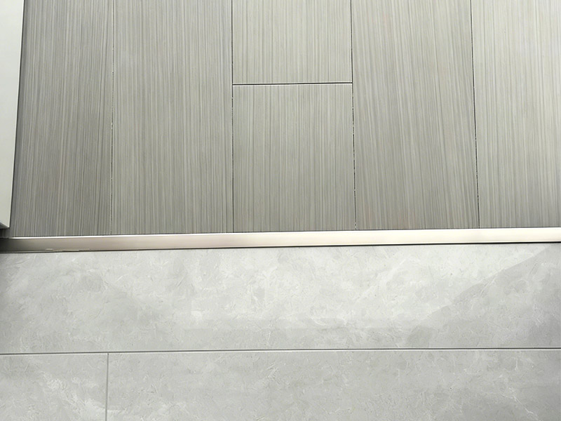 ¿Necesito una tira de transición entre madera y baldosas?