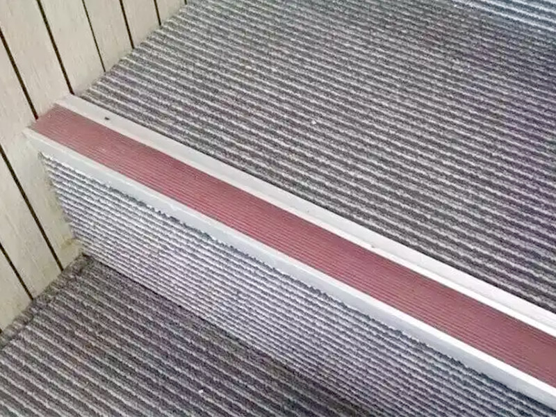 ¿Son necesarios los tableros de falda de escaleras?