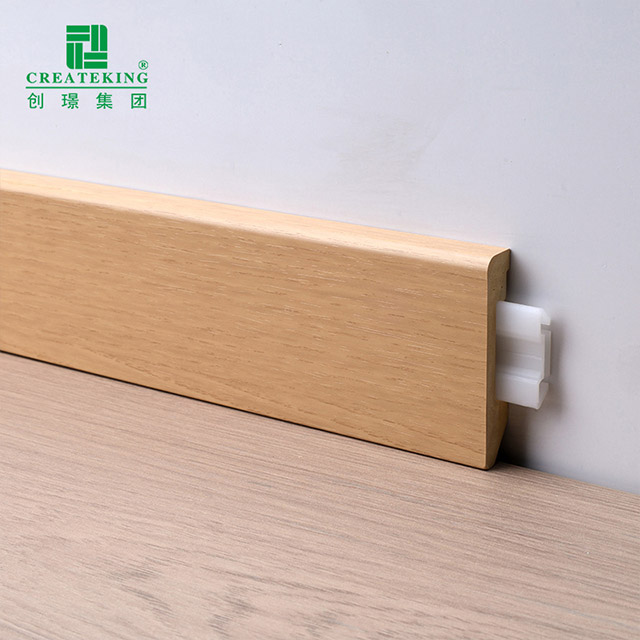 Rodapié con clip de PVC macizo de 60 x 12 mm