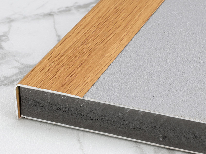 Tira de ajuste de piso de metal en forma de L