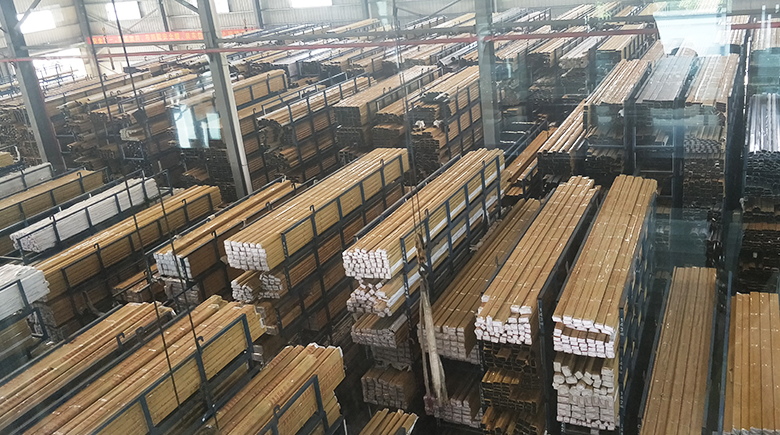 Paneles de pared, z&oacute;calos y accesorios para pisos de PVC, fabricados en China