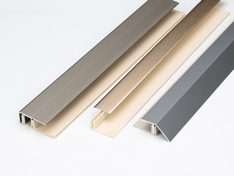 Perfil de extremo met&aacute;lico para pisos laminados