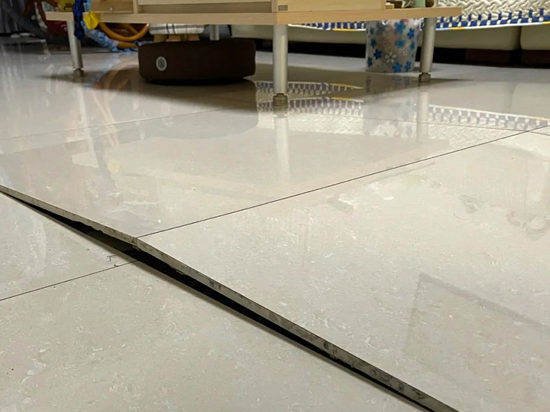 ¿Cómo se repara el borde deformado de las baldosas?