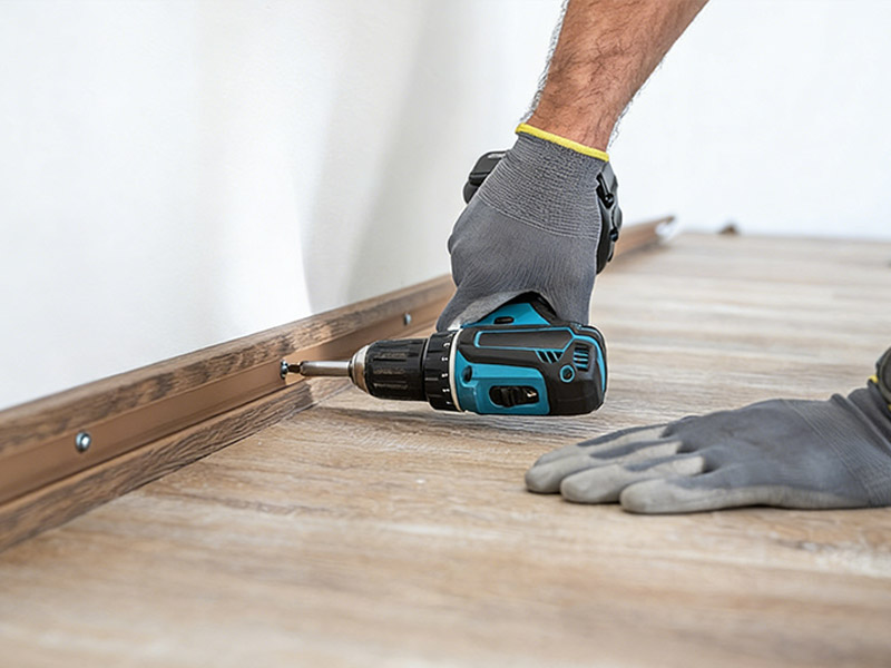 ¿Tengo que clavar zócalos?