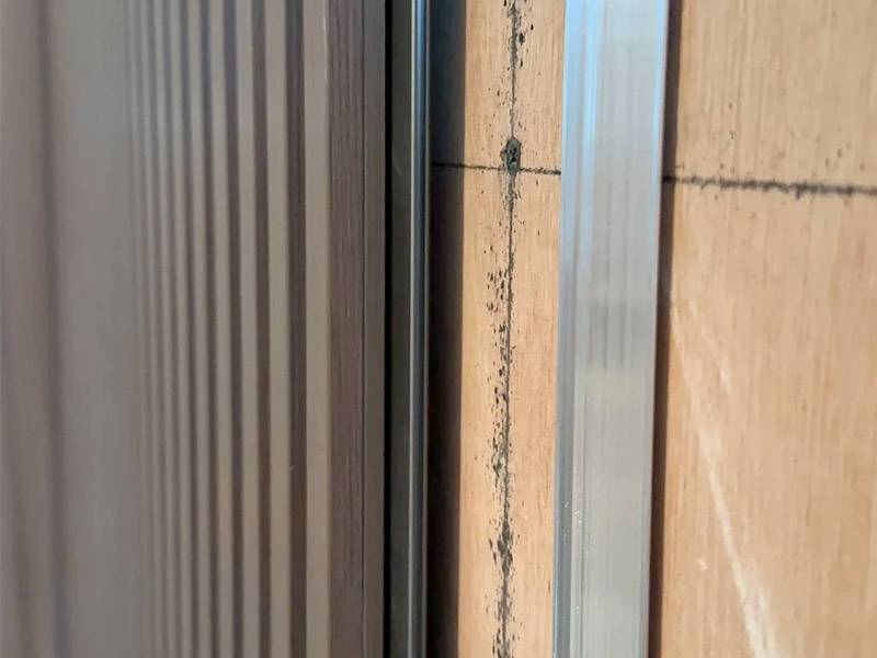 Los paneles de pared causan moho.