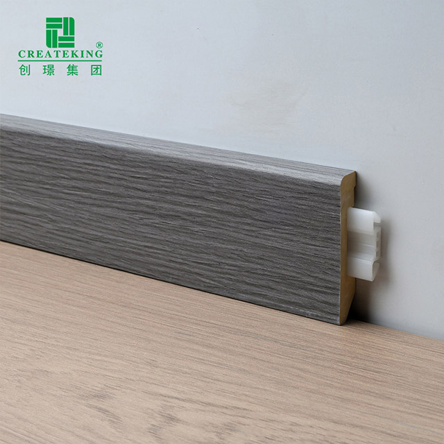 Rodapié con clip de PVC macizo de 60 x 12 mm