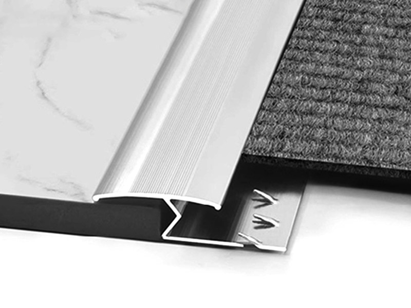 ¿Cómo se llama la tira entre alfombra y piso?