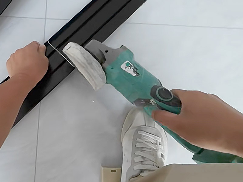 ¿Cómo se colocan las molduras de baldosas de aluminio?