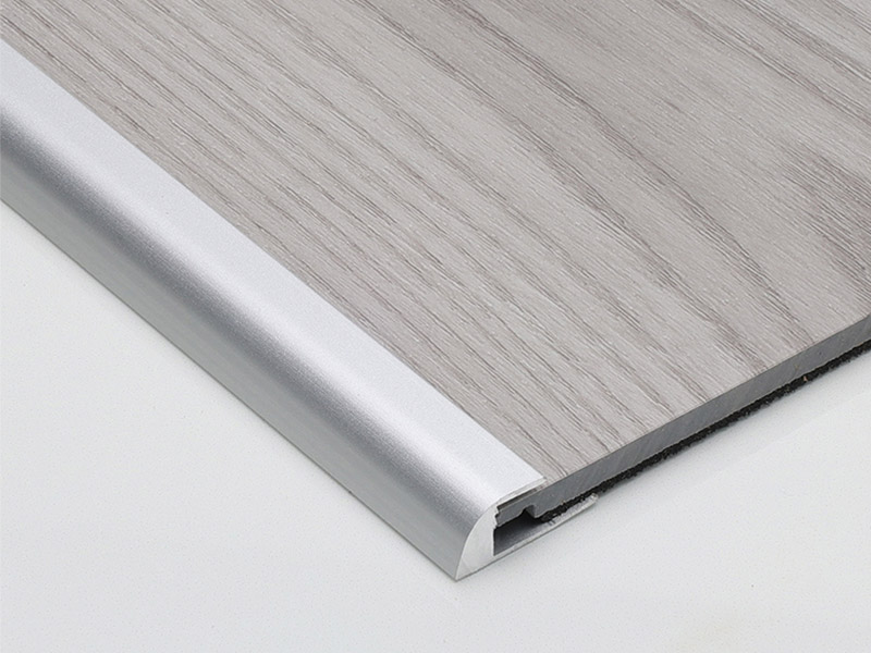 Moldura de piso en forma de C