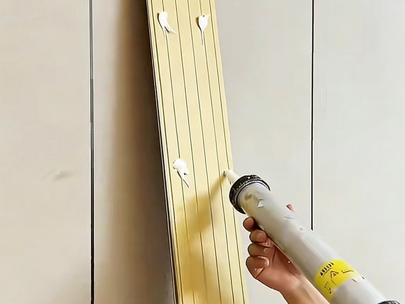 Instalar paneles de pared con adhesivo.