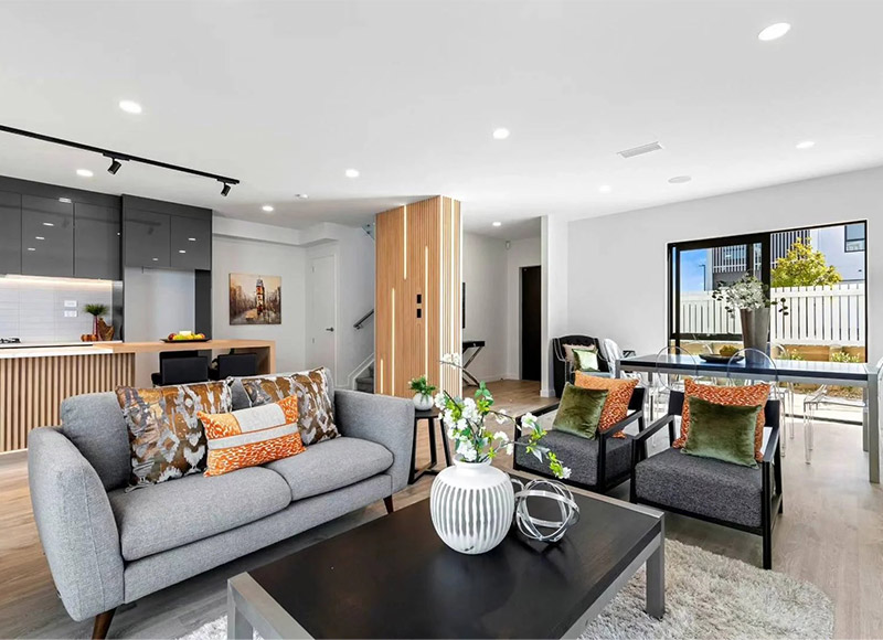 Composición, características y usos comunes de los paneles de pared de madera y plástico.