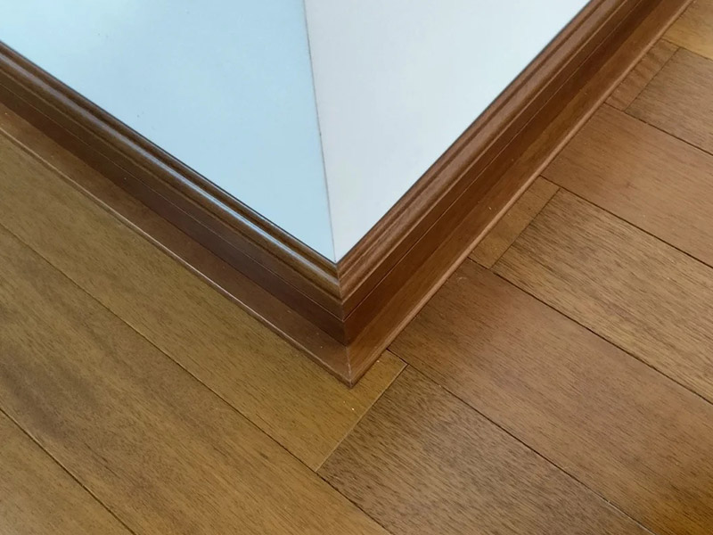 ¿Es necesario que los pisos de madera coincidan con los zócalos?