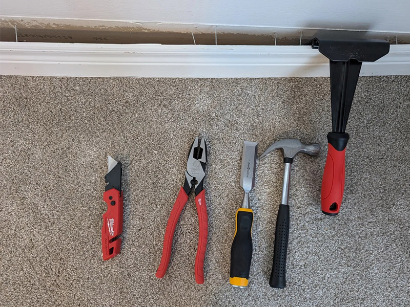 ¿Puedo instalar alfombras sin quitar los zócalos?