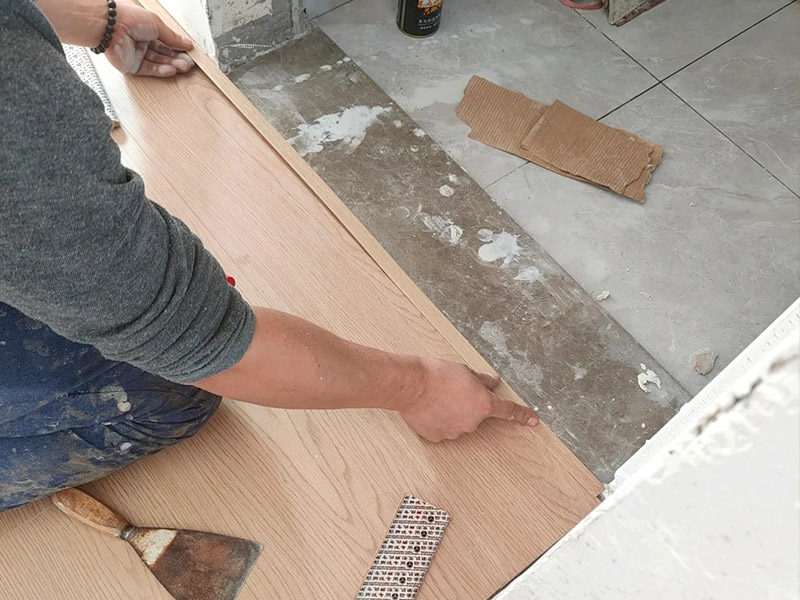 ¿Necesita tiras de transición entre habitaciones con el mismo piso?