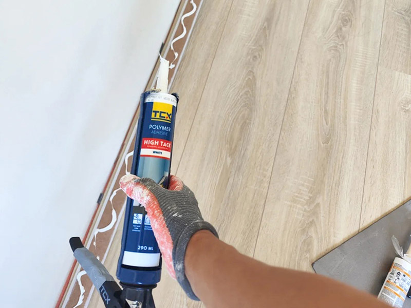 Z&oacute;calos instalados con clavos.