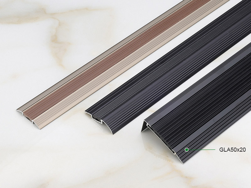 Borde de borde de escalera con inserto de goma