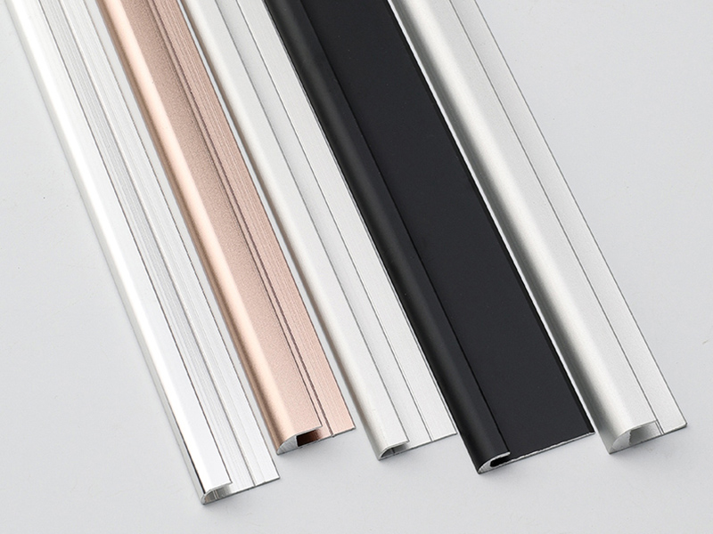 Tira de transici&oacute;n de piso con tapa cuadrada de aluminio