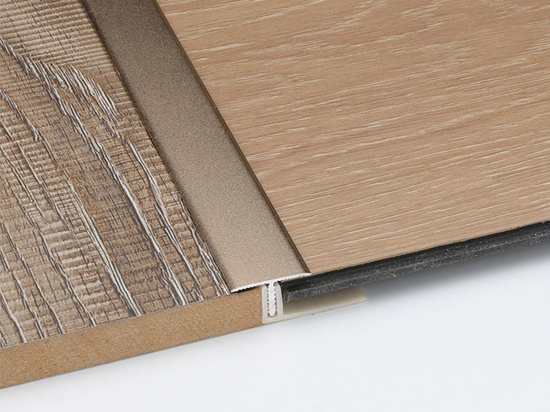 Tira de transici&oacute;n de piso con moldura en T de aluminio