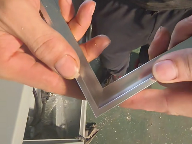 ¿Cómo se cortan los bordes de las baldosas metálicas?