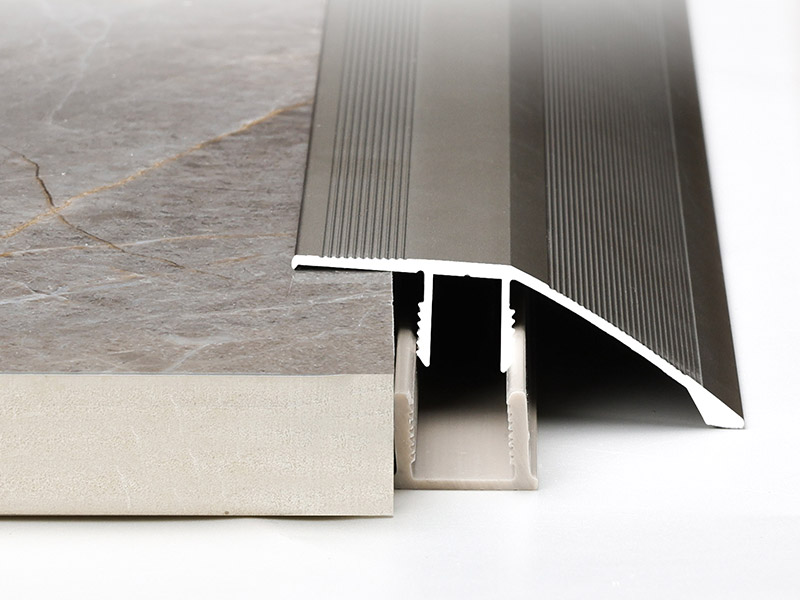 ¿Qué es una tira de transición de metal?