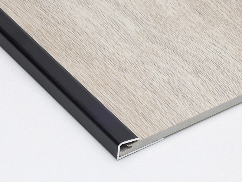 Tira de transici&oacute;n de piso con tapa cuadrada de aluminio